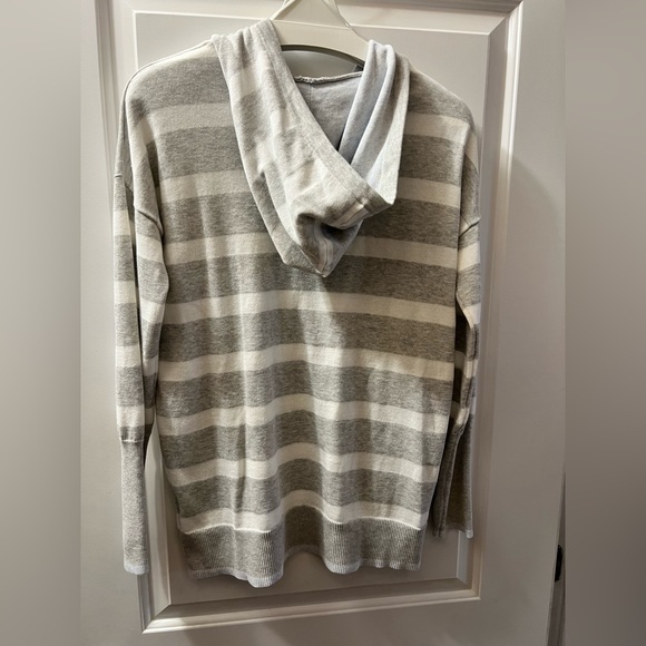 Tahari grey and white hooded striped sweater - sz M - New - Picture 2 of 4